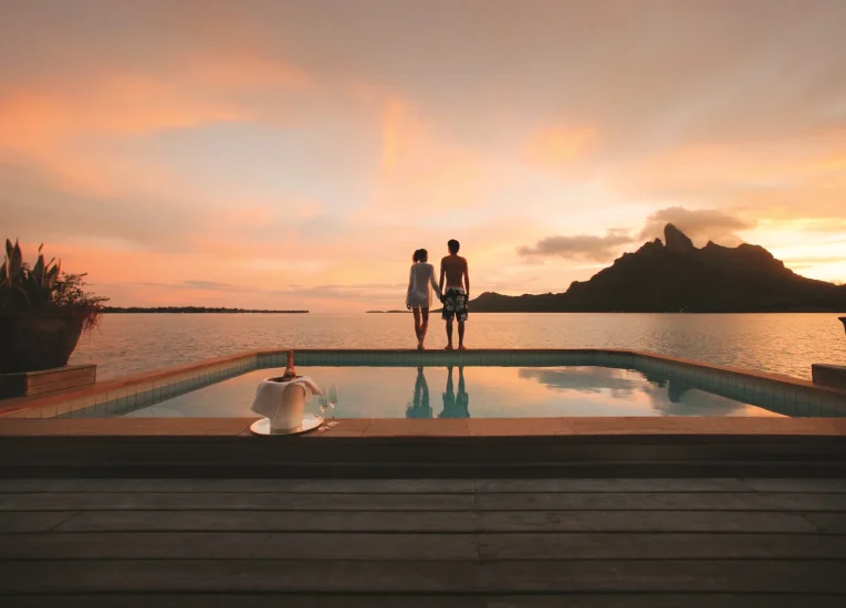 Coucher de soleil romantique derrière le mont otemanu à Bora Bora ©Tahiti Tourisme