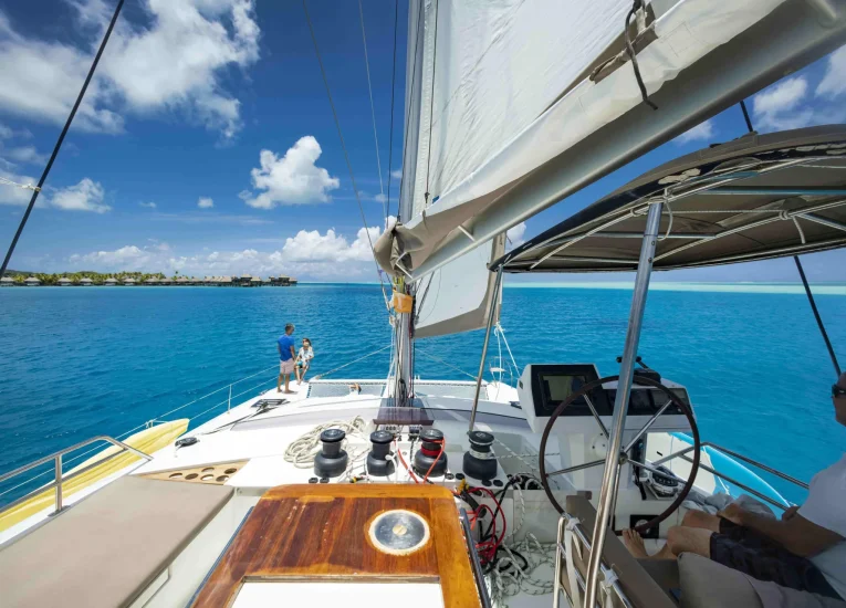 Mettre les voiles en catamaran© Grégoire Le Bacon