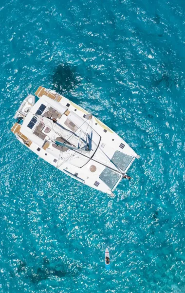 Voilier à Bora Bora sur lagon bleu © Grégoire Le Bacon _ LionAiles