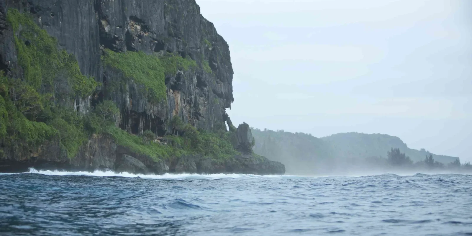 Falaise et mer à Rurutu c Tahiti Tourisme