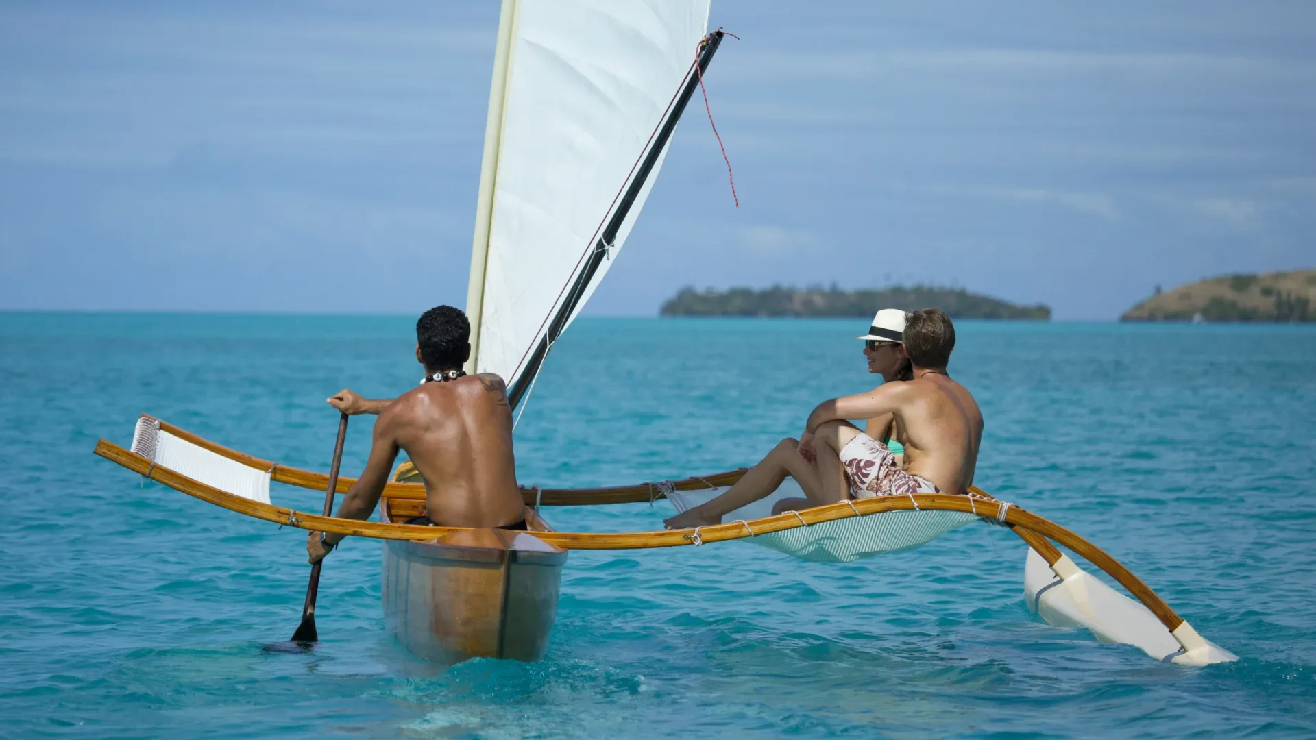 Introduction to the traditional pirogue © Tahiti Tourisme