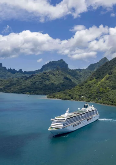 Cruise ship in Moorea © Tahiti Tourisme