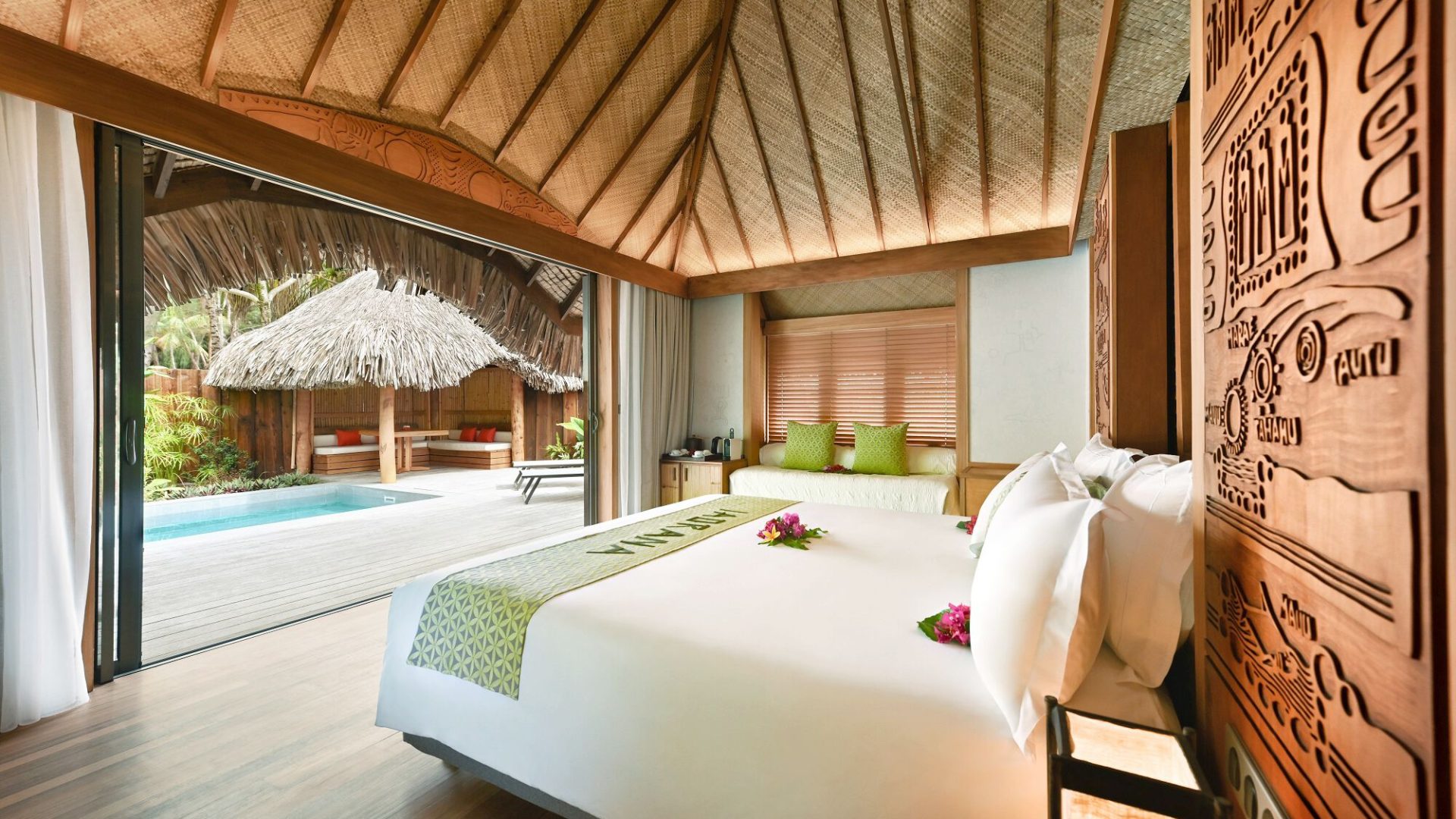 Room in a villa overlooking the pool c Tahiti Tourisme
