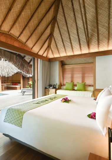 Room in a villa overlooking the pool c Tahiti Tourisme