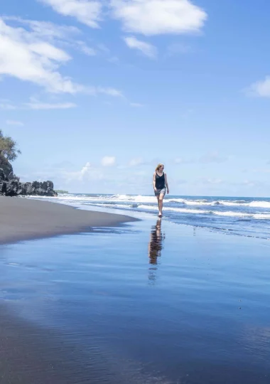 Plage de sable noir à Tahiti © Kim Lawson