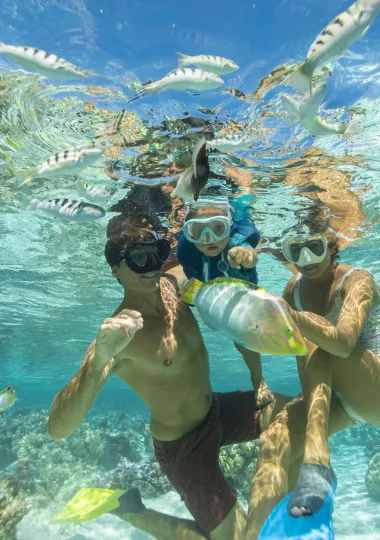 Family diving in Taha'a lagoon © Grégoire Le Bacon