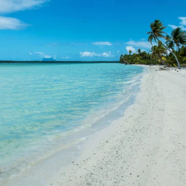 White sand beach on one of Bora Bora's motu © Hino Itaru