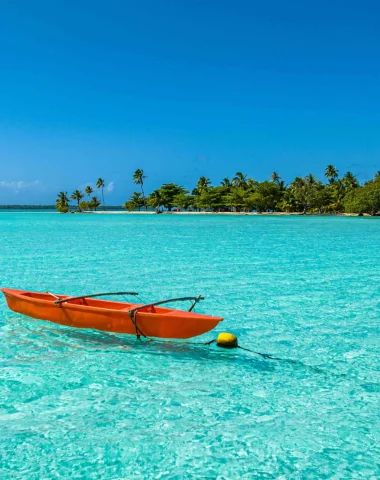 Pirogue on clear water in Maupiti©_Michael Runkel