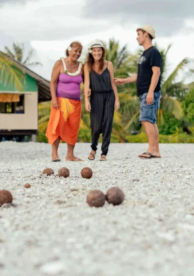 Playing petanque in Rangiroa© Hélène Havard