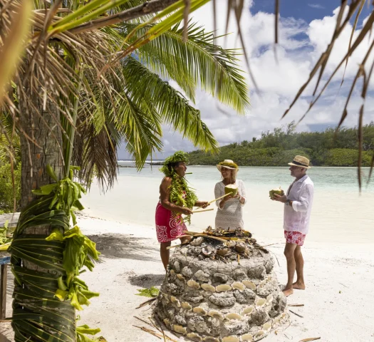 Picnic on the motu at Raivavae © Grégoire Le Bacon