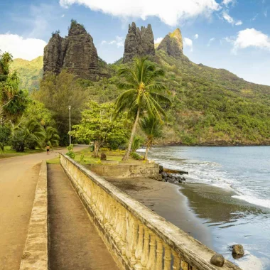 The beach and bridge of the village of Hatiheu in Nuku Hiva © Grégoire Le Bacon