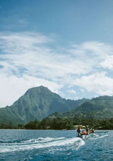 Vue sur Moorea depuis le lagon © Myles McGuinness