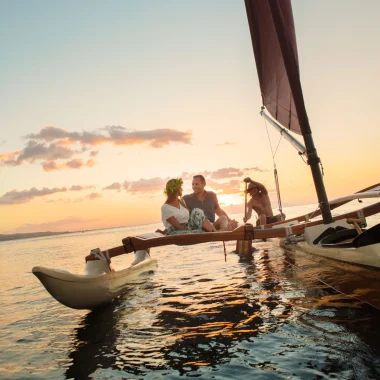 Sailing on the lagoon in a pirogue © Grégoire Le Bacon