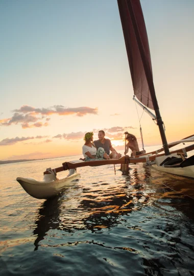 Sailing on the lagoon in a pirogue © Grégoire Le Bacon