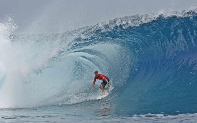 La mythique vague de Teahupo'o ©Steve Dickinson