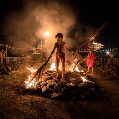 Fire walking (Umu Ti)