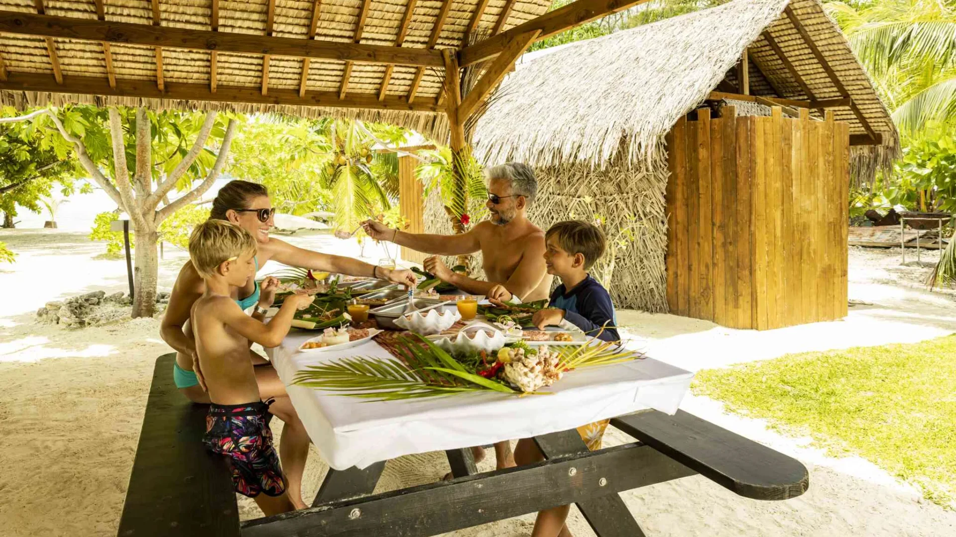 Family lunch with local specialties by the beach © Grégoire Le Bacon