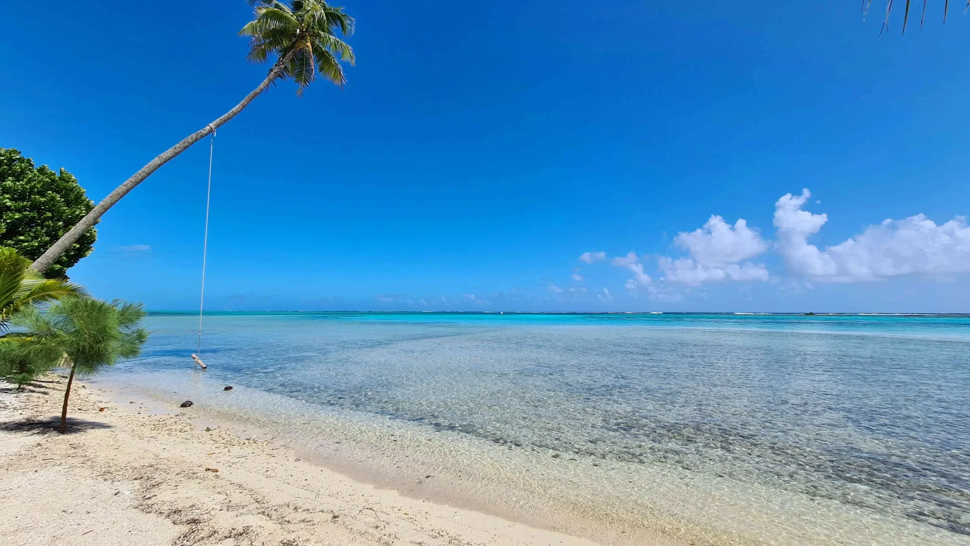 Enjoying the lagoon in Moorea© TAHITI HOMES Ltd