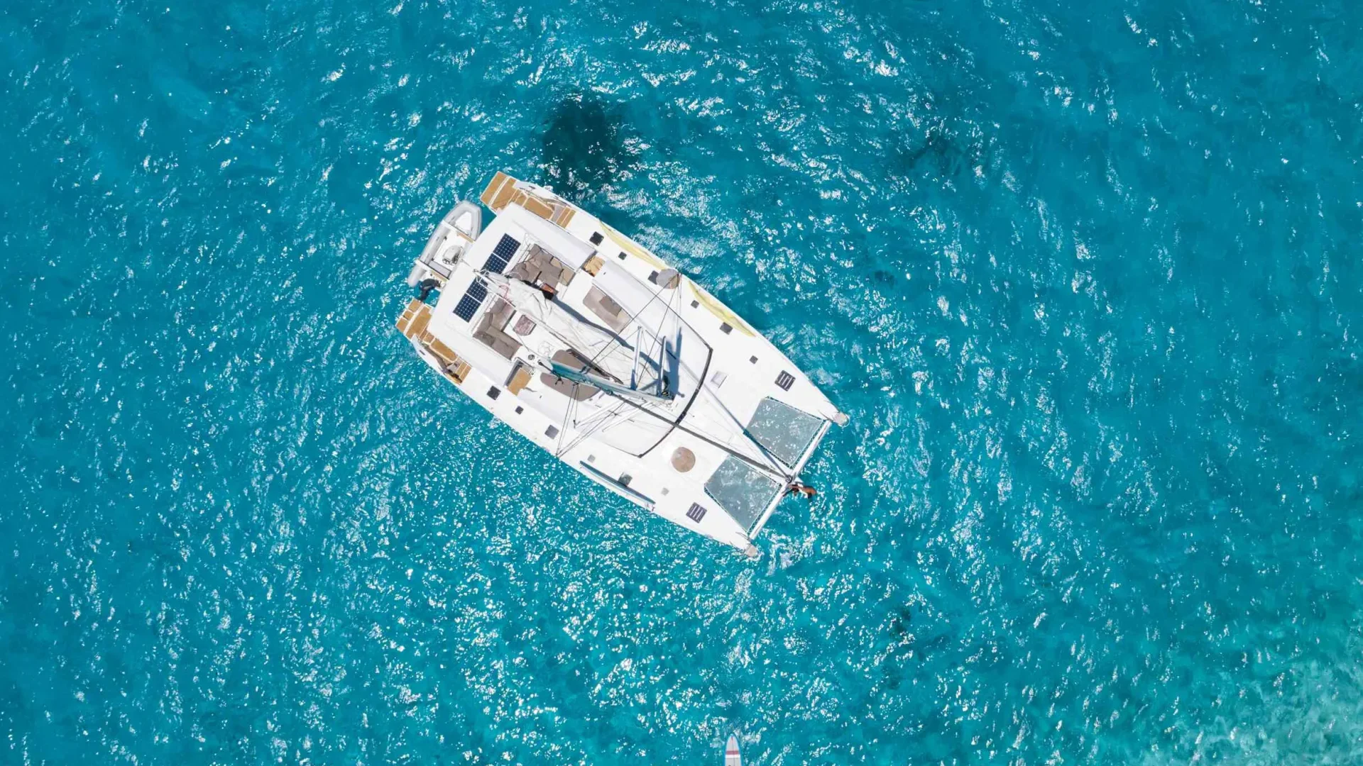 Sailing in the blue lagon of Bora Bora © Grégoire Le Bacon & LionAiles